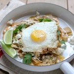 Chilaquiles con huevos (eggs with chilaquiles aside)