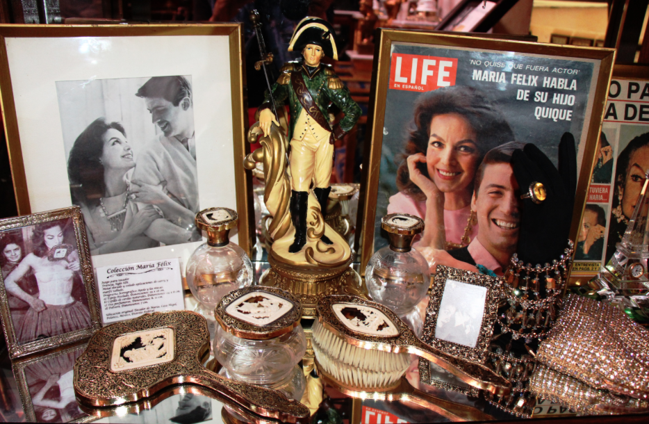 Mesa de objetos con cuadros y reliquias de María Felix