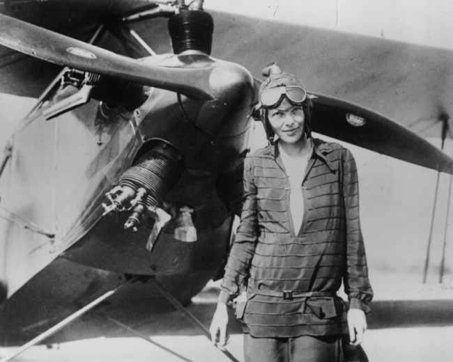 Amelia Earthart, la primer mujer americana piloto en cruzar sola el océano Atlántico, 1928.
