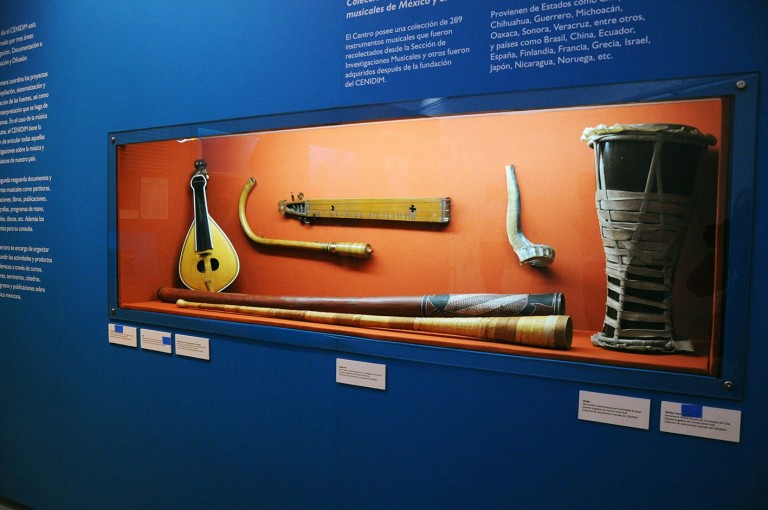 Vitrina del museo en el que se observan instrumentos musicales. 