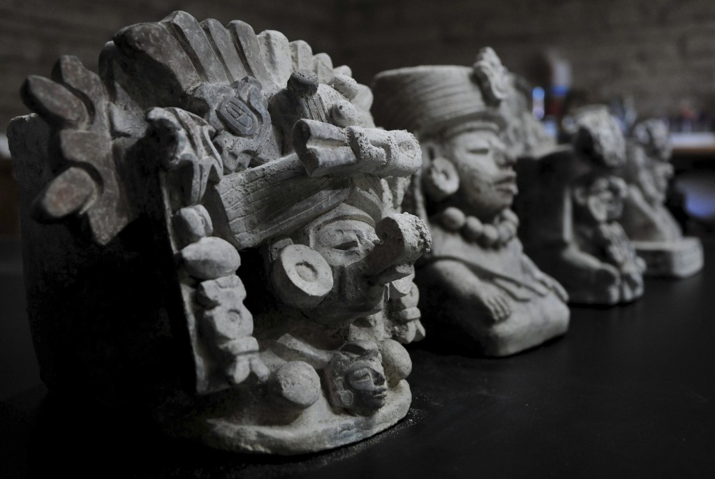ATZOMPA, OAXACA, 19DICIEMBRE2012.- Investigadores del INAH hallaron un sepulcro prehispánico de alrededor de 1,200 años de antigüedad, que debió pertenecer a una familia zapoteca de estatus medio.En el umbral de la tumba se localizaron cuatro vasijas efigie.  FOTO: INAH H. MONTAÑO /CUARTOSCURO.COM