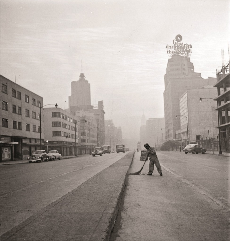 Título: Barrendero en la avenida Juárez, Fondo: Nacho López, Autor: Nacho López, Lugar asunto: México, D.F., México, Fecha asunto: ca. 1957, Proceso: Negativo de película de seguridad.