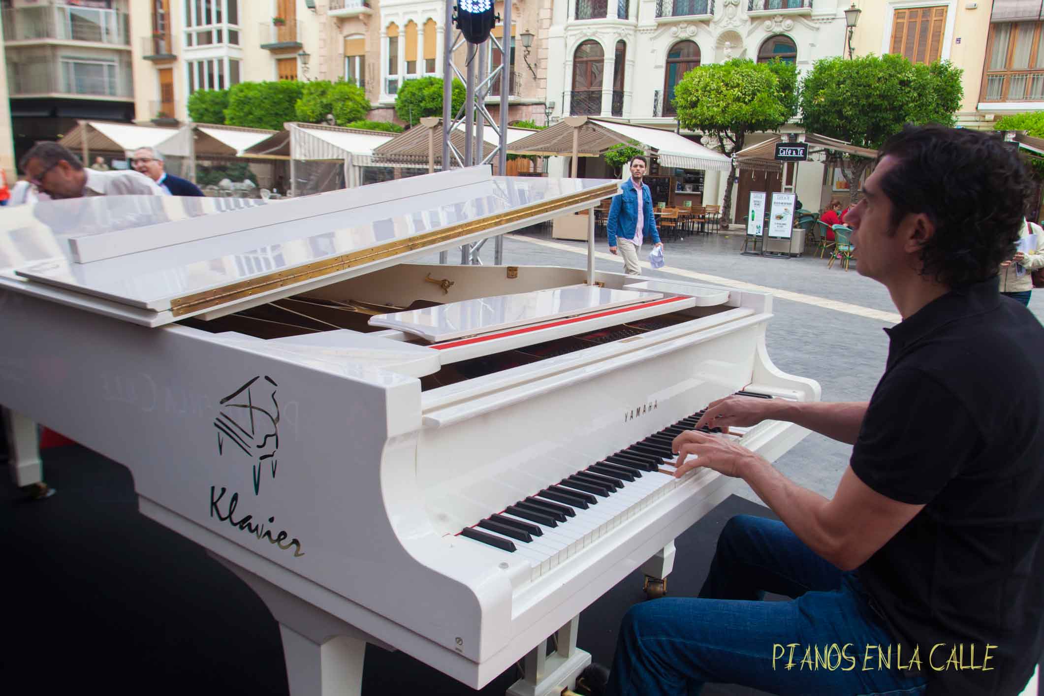 pianos-en-la-calle-klavier