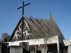 La Iglesia de la Santa Cruz del Pedregal: ejemplo de modernidad y tradición