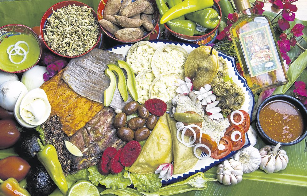 Una mesa de cocina con cuencos de comida que incluyen arroz, tomates y  otros ingredientes.