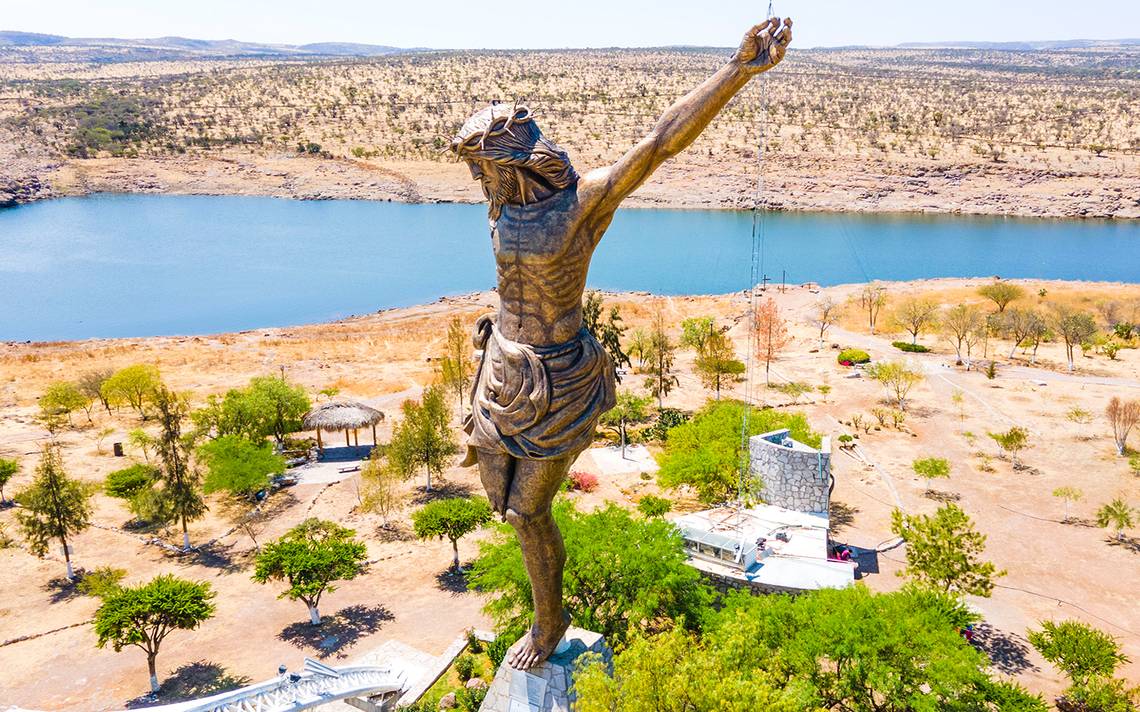 estatua de jesus bajo el agua